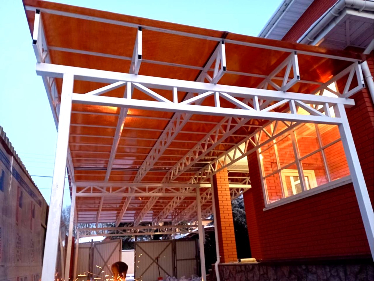 Арочный автонавес из темного поликарбоната (белые столбы)